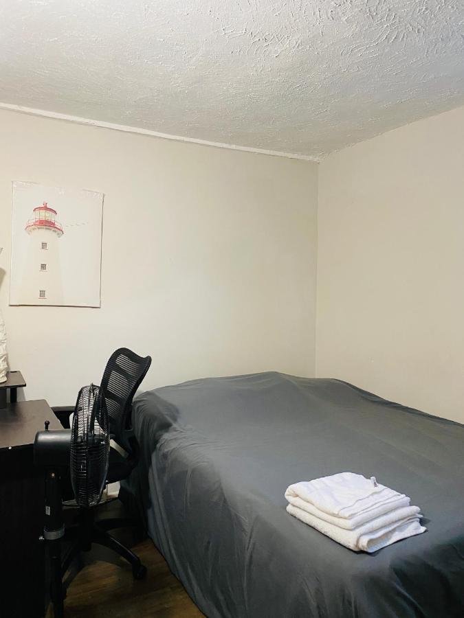 Lovely II Space Share A Room East York Canada Toronto Bagian luar foto