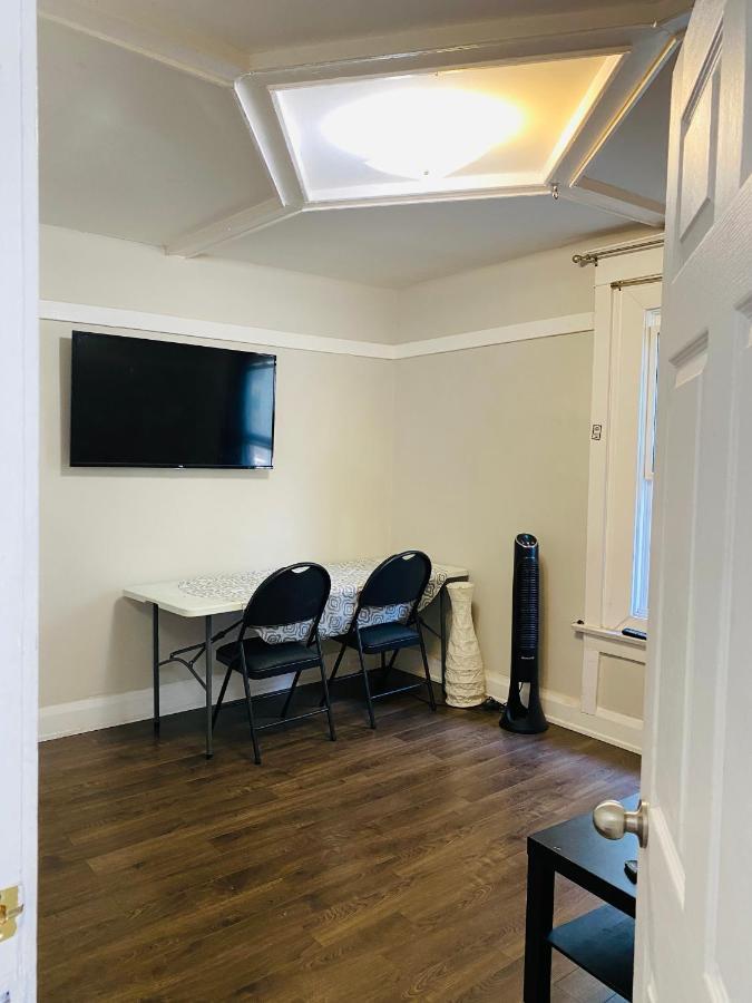 Lovely II Space Share A Room East York Canada Toronto Bagian luar foto