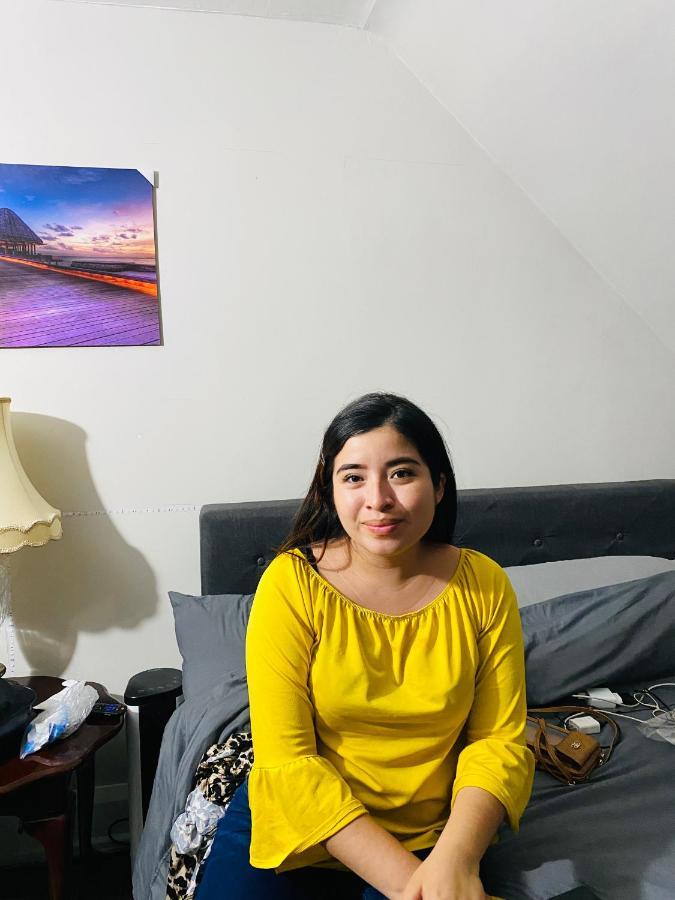 Lovely II Space Share A Room East York Canada Toronto Bagian luar foto