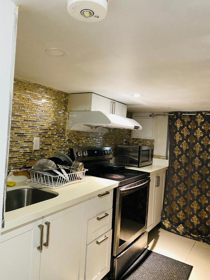 Lovely II Space Share A Room East York Canada Toronto Bagian luar foto
