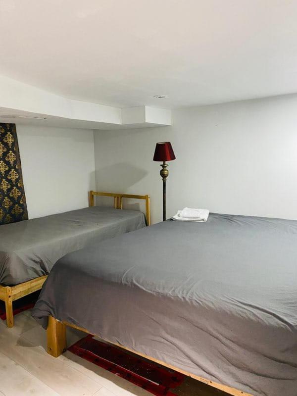 Lovely II Space Share A Room East York Canada Toronto Bagian luar foto