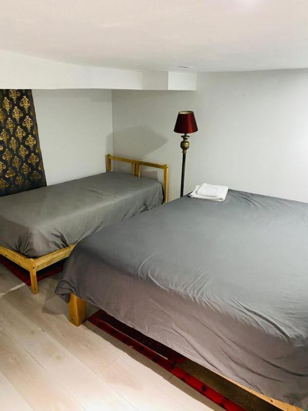 Lovely II Space Share A Room East York Canada Toronto Bagian luar foto
