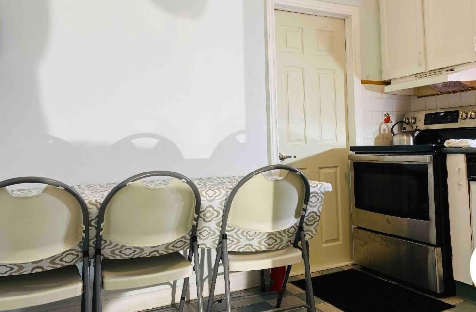 Lovely II Space Share A Room East York Canada Toronto Bagian luar foto